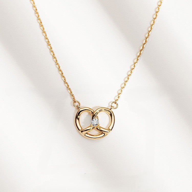 Verflochtene Liebe – S925 Silber Brezel - Halskette vergoldet mit Zirkonia - AuraGleam