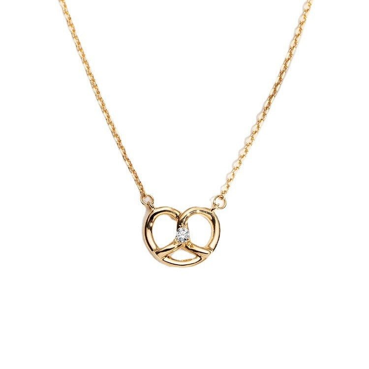 Verflochtene Liebe – S925 Silber Brezel - Halskette vergoldet mit Zirkonia - AuraGleam
