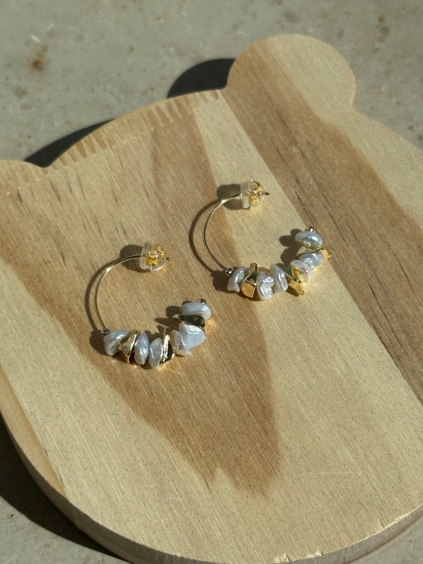 Elegante 14K vergoldete Creolen mit unregelmäßigen Barockperlen und glänzenden Mini-Nuggets – stilvoller Kontrast aus Natur und Struktur