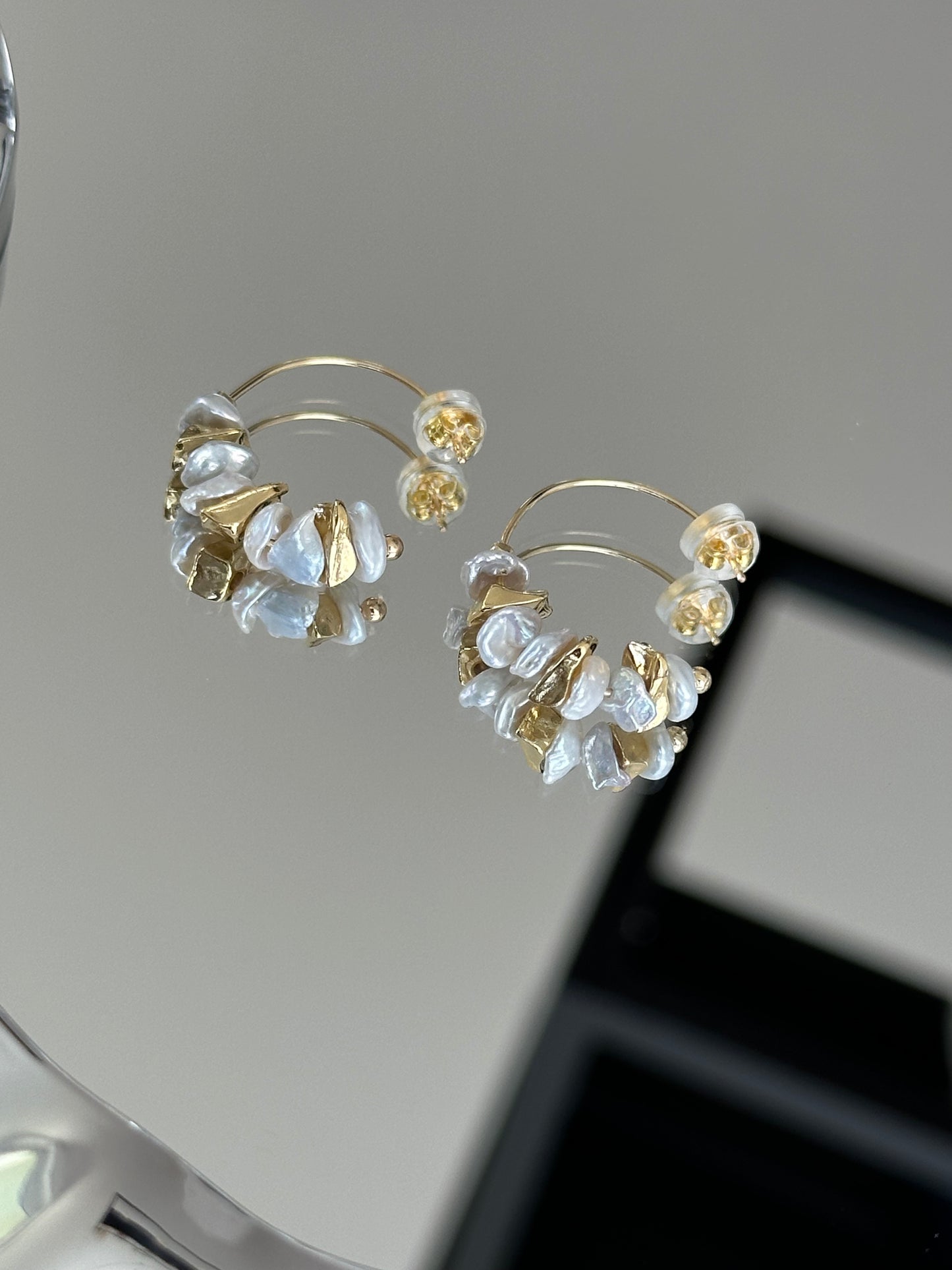 Elegante 14K vergoldete Creolen mit unregelmäßigen Barockperlen und glänzenden Mini-Nuggets – stilvoller Kontrast aus Natur und Struktur