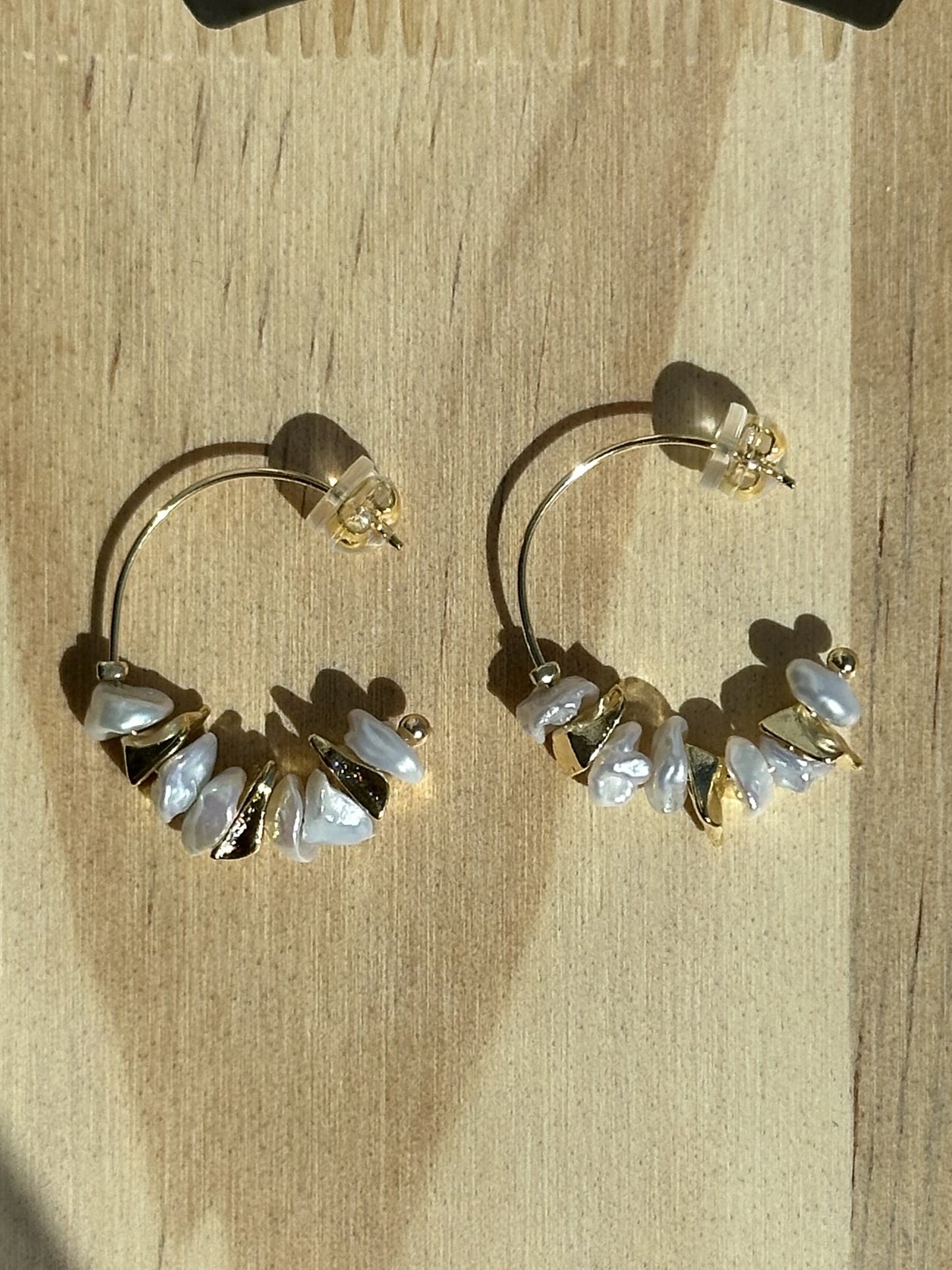 Elegante 14K vergoldete Creolen mit unregelmäßigen Barockperlen und glänzenden Mini-Nuggets – stilvoller Kontrast aus Natur und Struktur