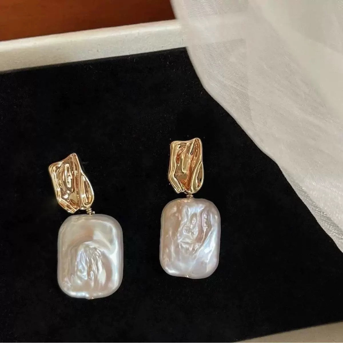 Elegante vergoldete Ohrstecker mit natürlichen Barockperlen und 925er Silber – asymmetrische Form, einzigartiger Lüster