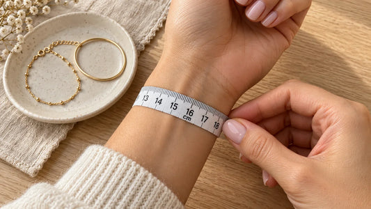 Handgelenk mit Maßband messen und passende Armbandgröße bestimmen