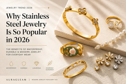 Wasserfester Edelstahlschmuck in Gold mit Armreif, Ring und Ohrringen