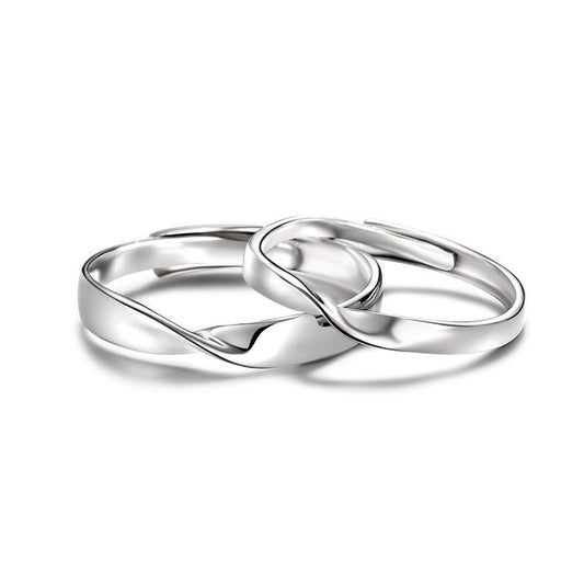 Silberfarbene Ringe als romantische Schmuck-Geschenkidee für die Freundin