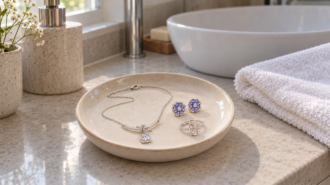 Silberne Greta Halskette, Rosalie Rosen Ring und violette Livia Ohrstecker auf einer Keramikschale neben dem Waschbecken.
