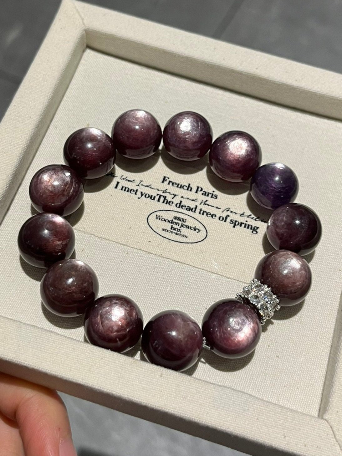 Violettes Lepidolith-Armband mit runden Natursteinperlen in einer Schmuckschachtel