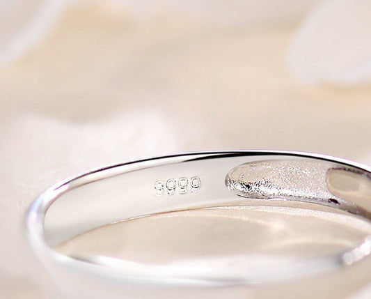 Nahaufnahme eines Rings mit 999er Silberstempel als Beispiel für Feinsilber