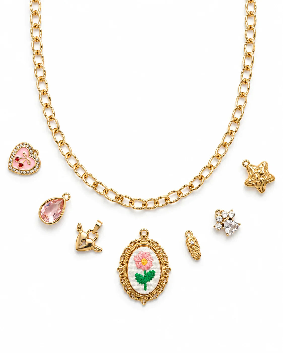 Goldene Charm-Kette mit verschiedenen Anhängern auf weißem Hintergrund