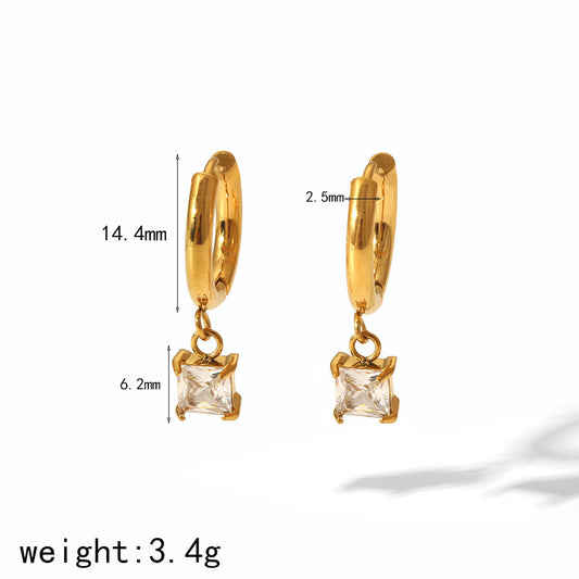 Vergoldete Creolen mit kleinen quadratischen Zirkonia-Anhängern in glänzender Ausführung.