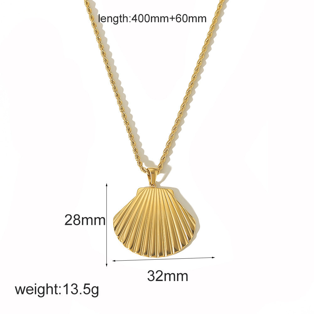 Vergoldetes Schmuckset mit Muscheldesign, bestehend aus Halskette mit Anhänger und passendem Ohrringpaar.