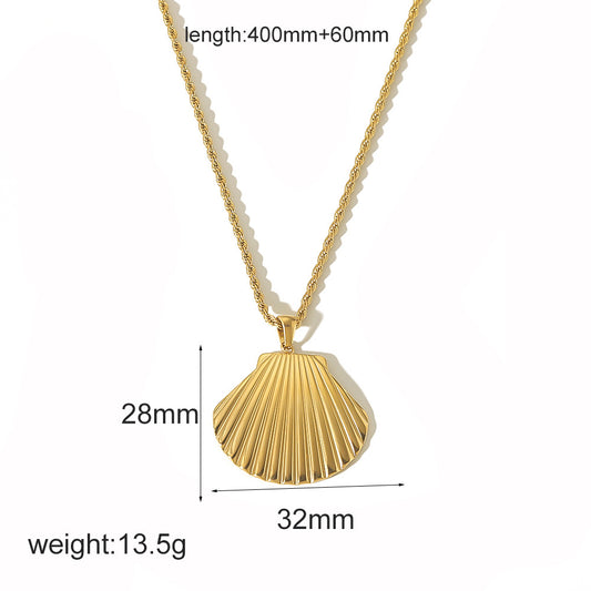 Vergoldetes Schmuckset mit Muscheldesign, bestehend aus Halskette mit Anhänger und passendem Ohrringpaar.