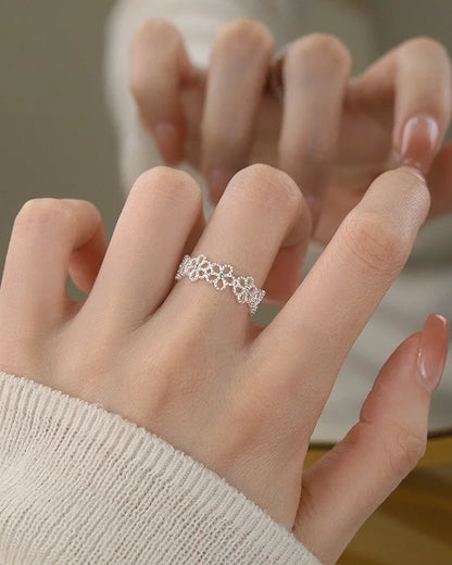 Verstellbarer Blüten-Spitzenring aus 925 Sterling Silber am Finger