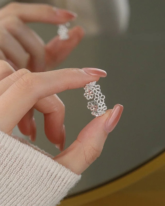 Filigraner 925 Silber Ring mit Blüten- und Spitzenstruktur getragen