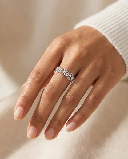 925 Silber Blüten-Spitzenring am Finger getragen