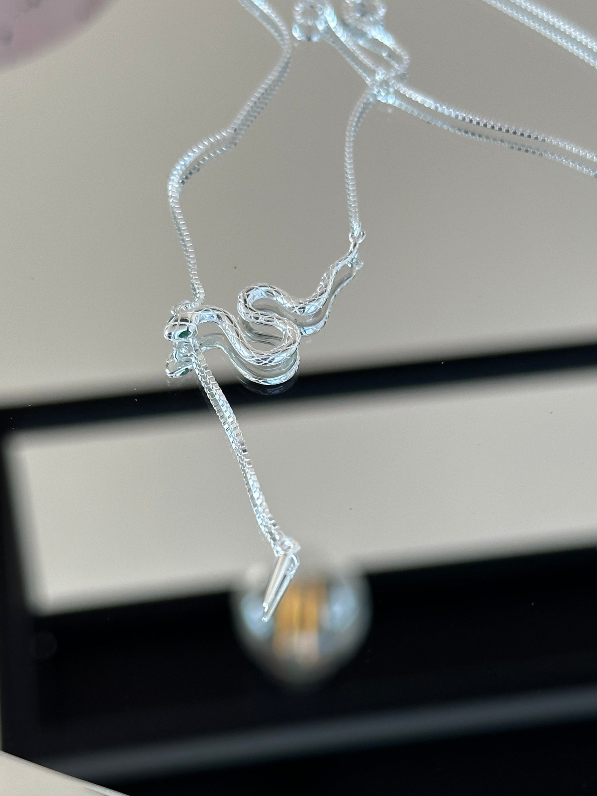 Schlichte 925er Silber Halskette mit Schlangenanhänger im modernen Y-Design – symbolisch, elegant und verstellbar