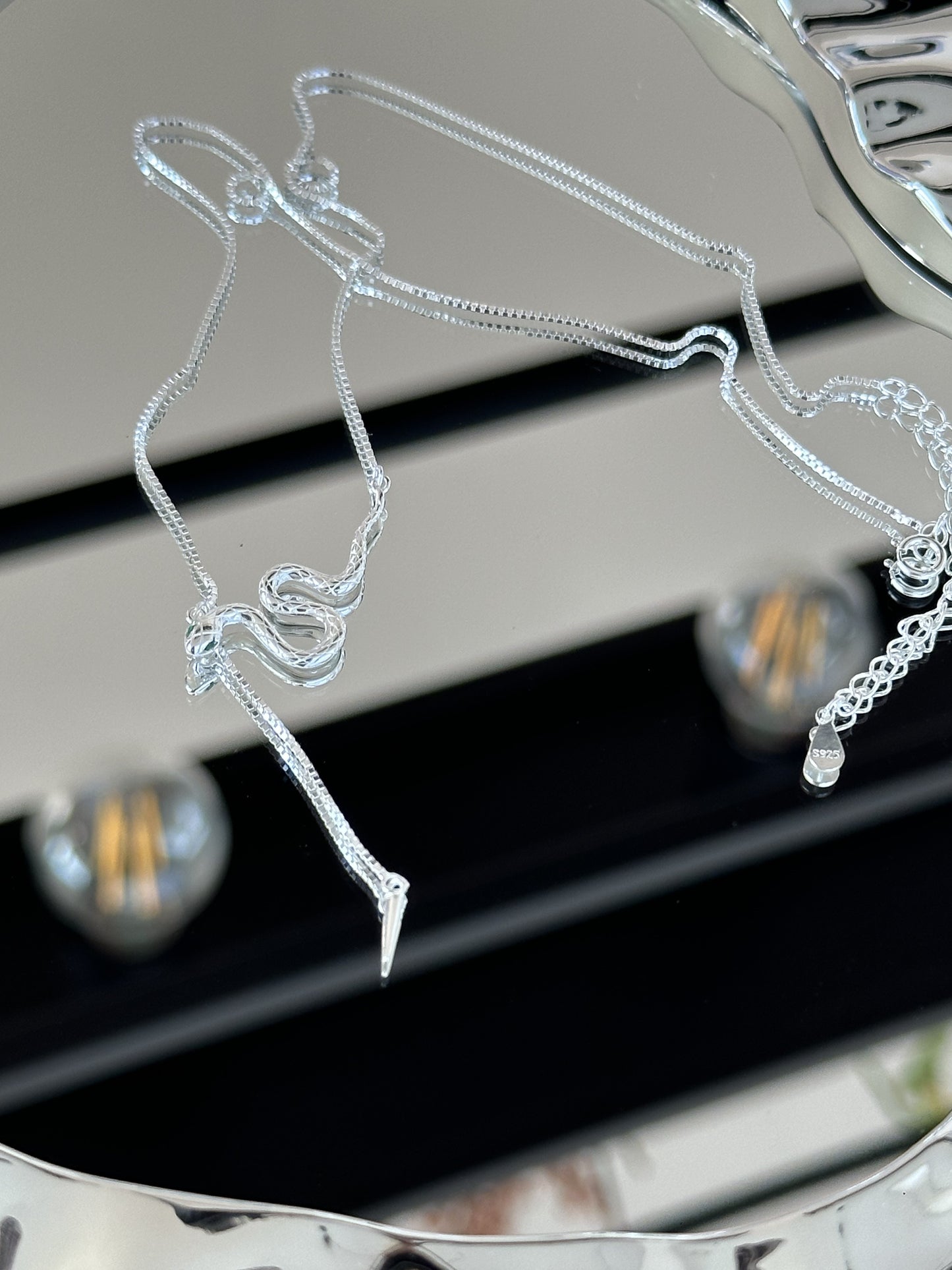 Schlichte 925er Silber Halskette mit Schlangenanhänger im modernen Y-Design – symbolisch, elegant und verstellbar