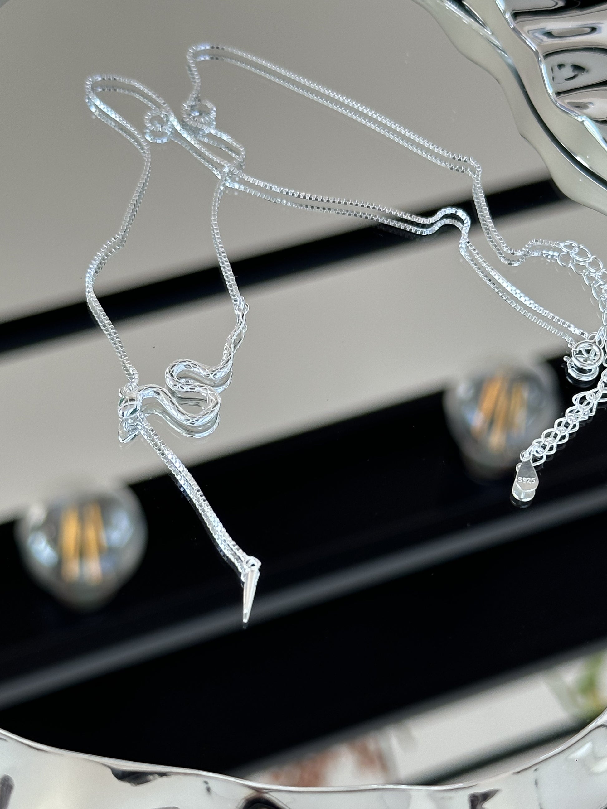 Schlichte 925er Silber Halskette mit Schlangenanhänger im modernen Y-Design – symbolisch, elegant und verstellbar