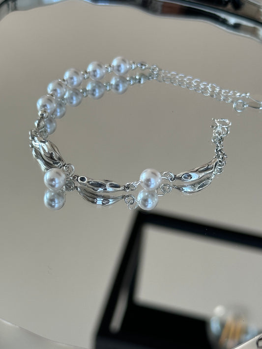 Elegantes 925er Silberarmband mit unregelmäßigen Struktur-Elementen und zarten weißen Perlen – moderner, femininer Stil