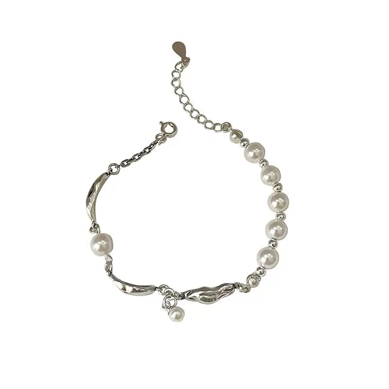 Elegantes 925er Silberarmband mit unregelmäßigen Struktur-Elementen und zarten weißen Perlen – moderner, femininer Stil