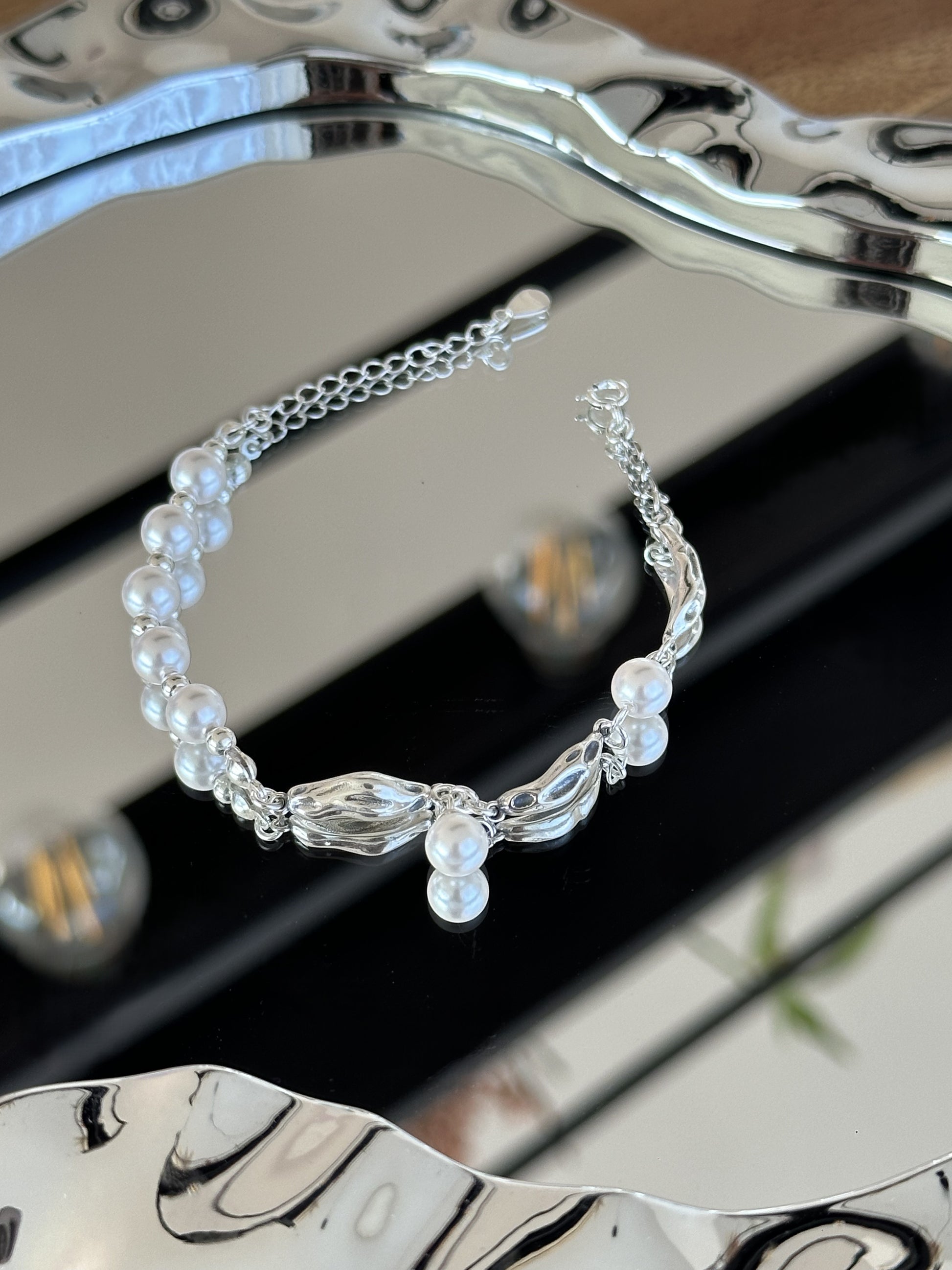 Elegantes 925er Silberarmband mit unregelmäßigen Struktur-Elementen und zarten weißen Perlen – moderner, femininer Stil