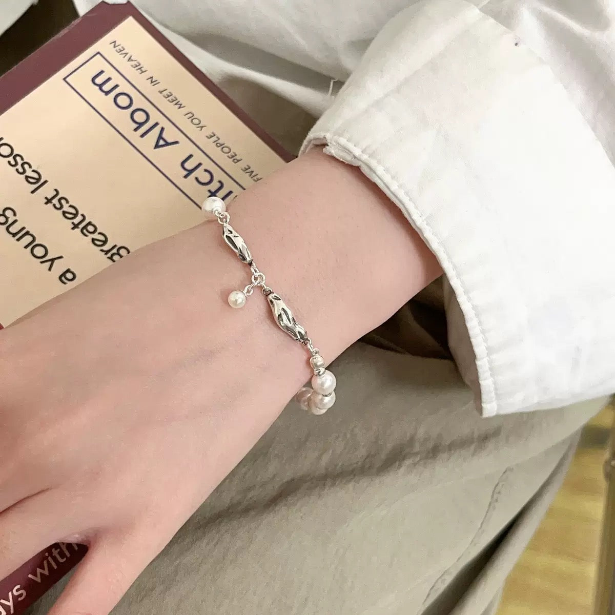 Elegantes 925er Silberarmband mit unregelmäßigen Struktur-Elementen und zarten weißen Perlen – moderner, femininer Stil