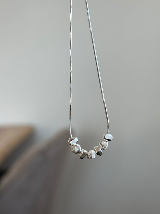 Zarte 925er Silberkette mit kleinen glänzenden Mini-Beads – minimalistisches Design für einen eleganten Alltagslook