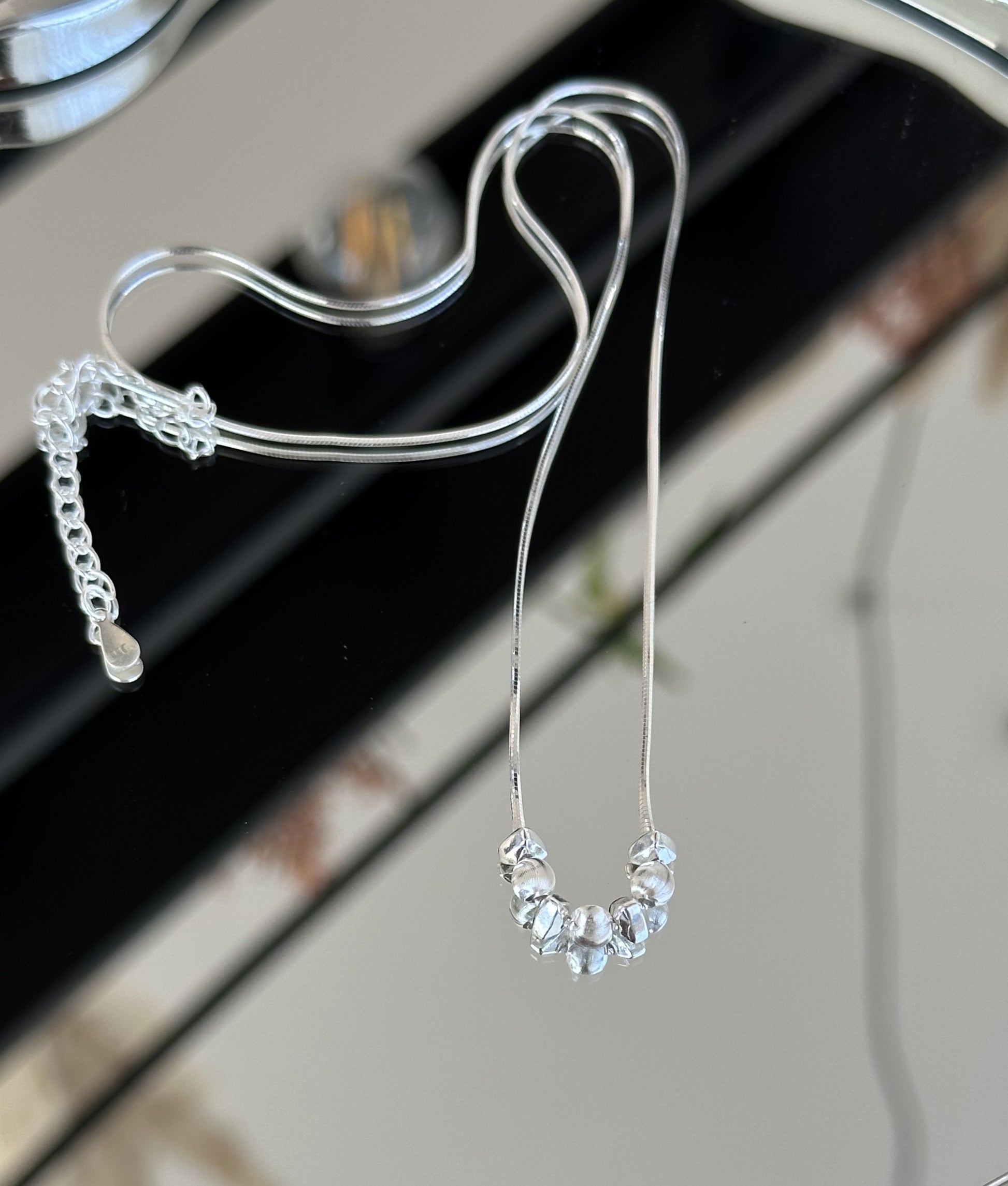 Zarte 925er Silberkette mit kleinen glänzenden Mini-Beads – minimalistisches Design für einen eleganten Alltagslook