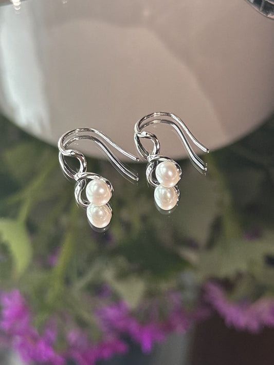 Elegante 925er Silberohrringe in Wellenform mit natürlichen Süßwasserperlen – minimalistisches und zeitloses Design für Damen