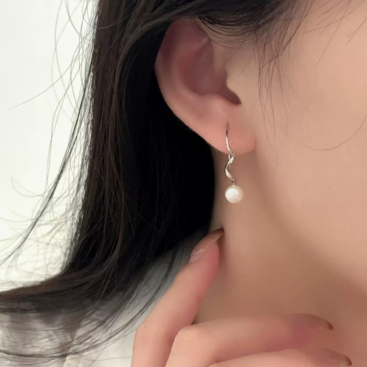 Elegante 925er Silberohrringe in Wellenform mit natürlichen Süßwasserperlen – minimalistisches und zeitloses Design für Damen