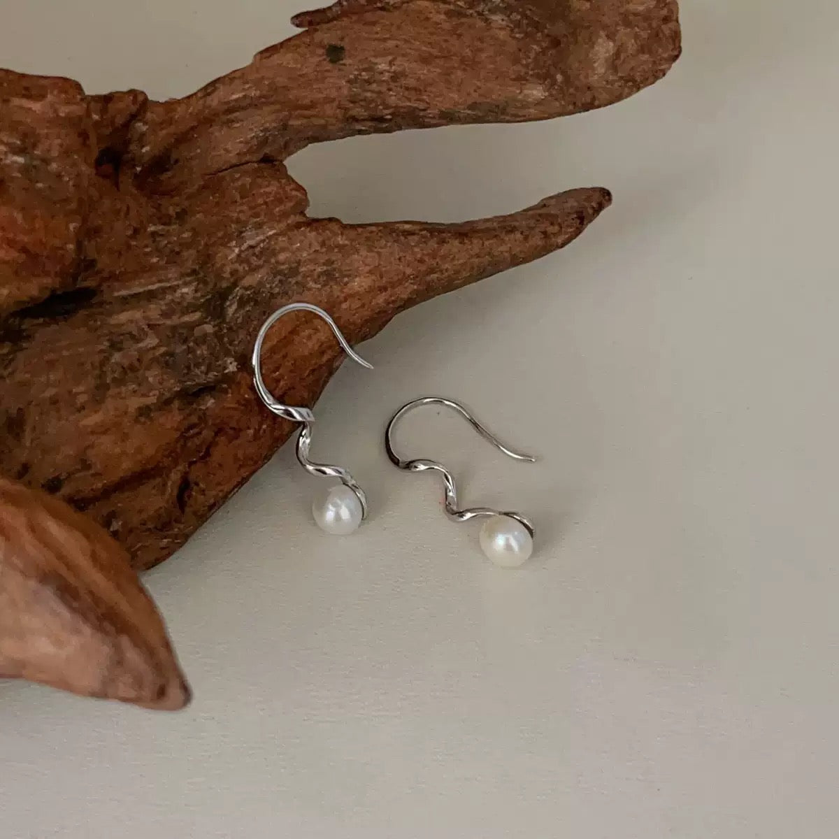 Elegante 925er Silberohrringe in Wellenform mit natürlichen Süßwasserperlen – minimalistisches und zeitloses Design für Damen
