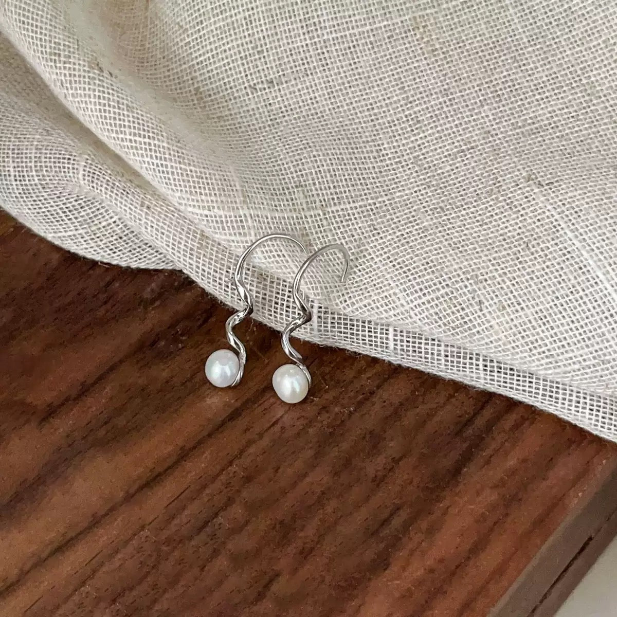 Elegante 925er Silberohrringe in Wellenform mit natürlichen Süßwasserperlen – minimalistisches und zeitloses Design für Damen