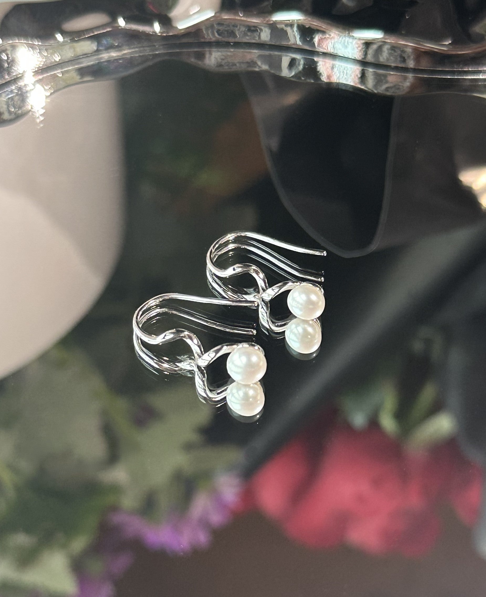 Elegante 925er Silberohrringe in Wellenform mit natürlichen Süßwasserperlen – minimalistisches und zeitloses Design für Damen