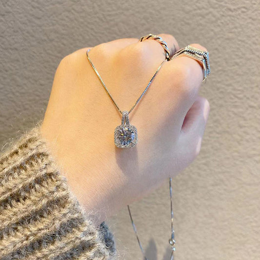 925er Silberkette mit funkelndem quadratischen Zirkonia-Anhänger – getragen auf der Hand.