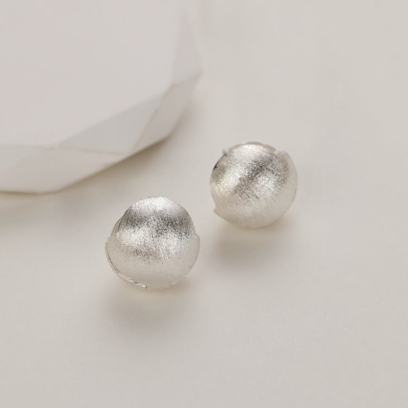 925er Silberkette mit funkelndem quadratischen Zirkonia-Anhänger – getragen auf der Hand.