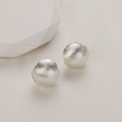 925er Silberkette mit funkelndem quadratischen Zirkonia-Anhänger – getragen auf der Hand.