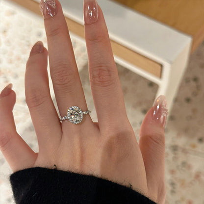 Feine Silberkette mit funkelndem Blütenanhänger aus vier Zirkonia-Steinen auf schwarzem Hintergrund.