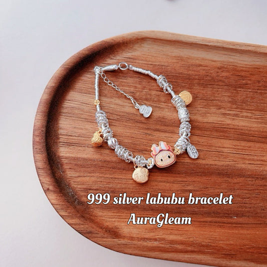 999er Silberarmband mit Labubu-Anhänger von POP MART, präsentiert von AuraGleam auf Holztablett.0