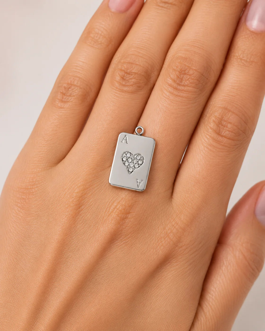 Silberner Anhänger aus reinem Titanstahl in Form einer Herz-Ass-Spielkarte, verziert mit einem mit Zirkonia-Kristallen besetzten Herz-Motiv, für personalisierbare Armbänder und Ketten
