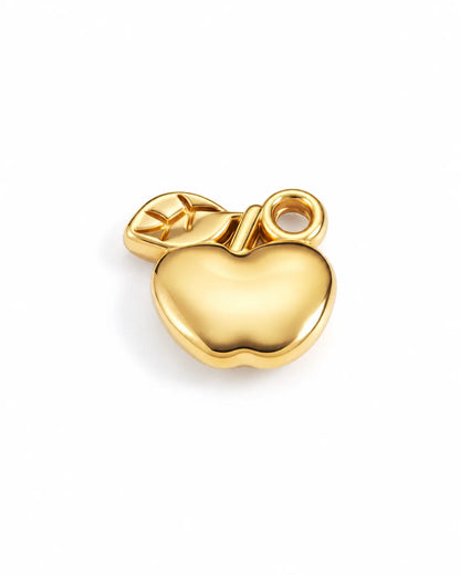 Goldener Alma Apfel Charm aus 18K-vergoldetem Edelstahl mit glänzender Oberfläche und Blattdetail auf Weiß