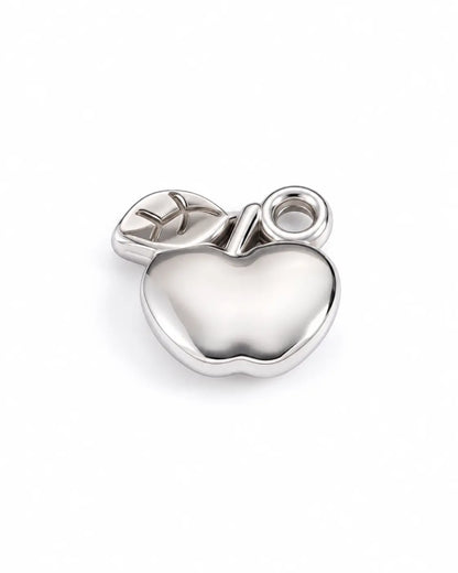 Silberfarbener Alma Apfel Charm aus Edelstahl mit glänzender Oberfläche und Blattdetail auf Weiß