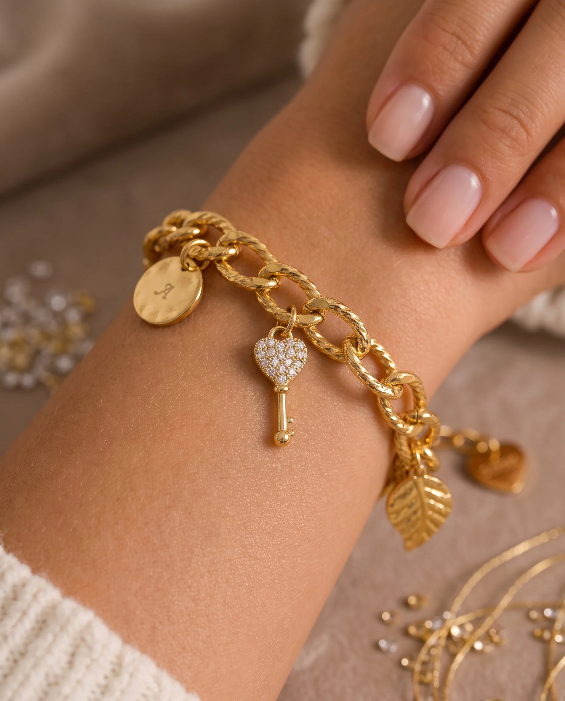 Zierlicher, goldener Anhänger aus 18K vergoldetem Titanstahl in Form eines Schlüssels mit einem herzförmigen, mit Zirkonia-Kristallen besetzten Kopf für personalisierbare Armbänder und Ketten