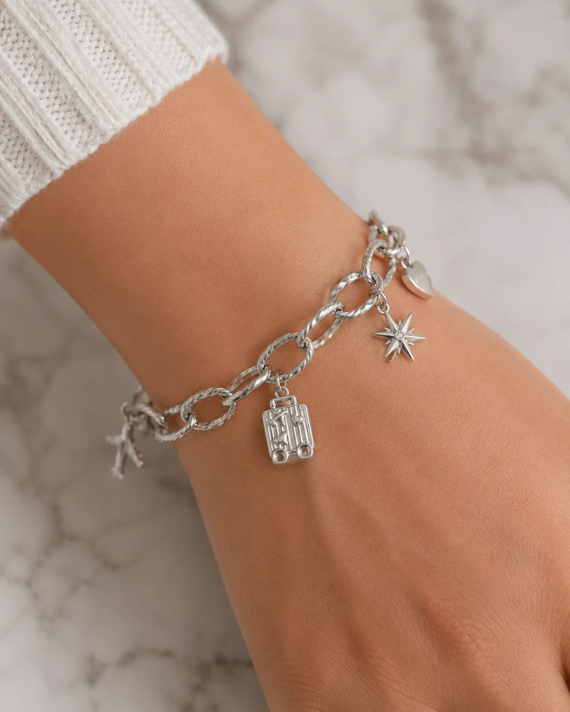 Silberner Anhänger aus reinem Titanstahl in Form eines Reisekoffers, verziert mit einem Flugzeug und kleinen Herzen, für personalisierbare Armbänder und Ketten