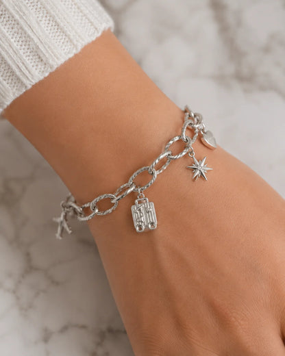 Silberner Anhänger aus reinem Titanstahl in Form eines Reisekoffers, verziert mit einem Flugzeug und kleinen Herzen, für personalisierbare Armbänder und Ketten