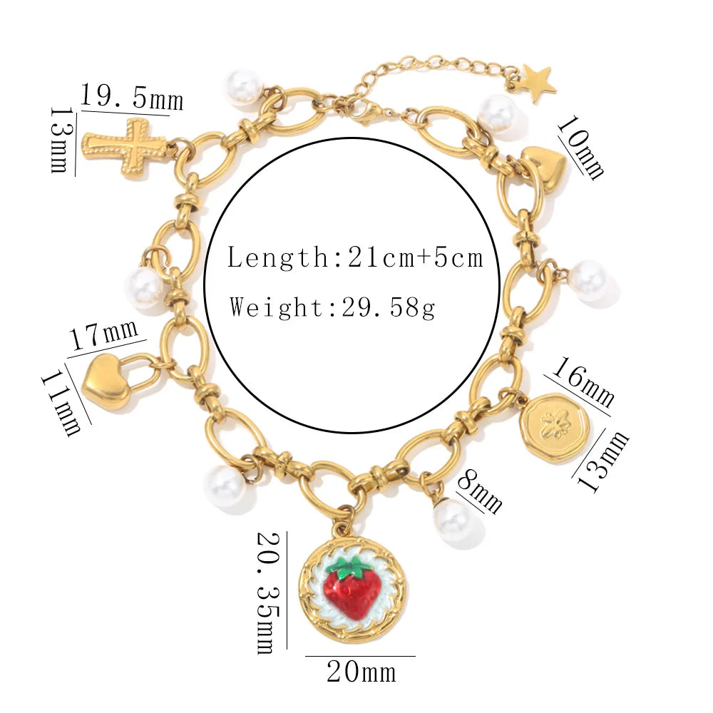 18k vergoldetes Armband "Amelie" mit roten Erdbeer-Charm und Perlen auf weißem Hintergrund