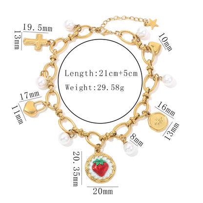 18k vergoldetes Armband "Amelie" mit roten Erdbeer-Charm und Perlen auf weißem Hintergrund