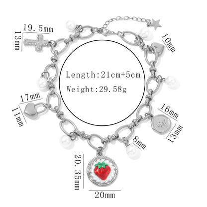 18k vergoldetes Armband "Amelie" mit roten Erdbeer-Charm und Perlen auf weißem Hintergrund