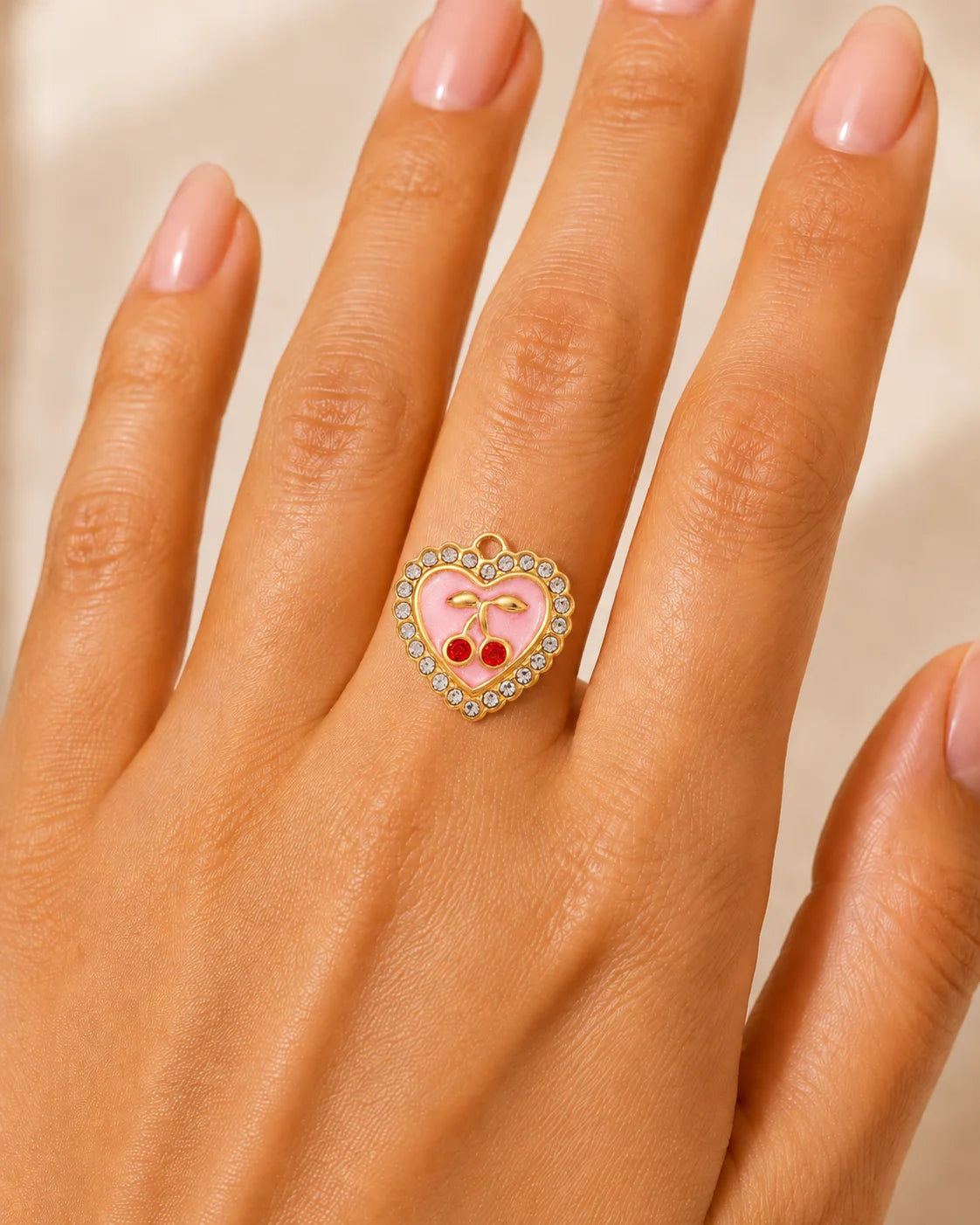 Amelie Herz Charm mit rosa Emaille und Zirkonia im Detail