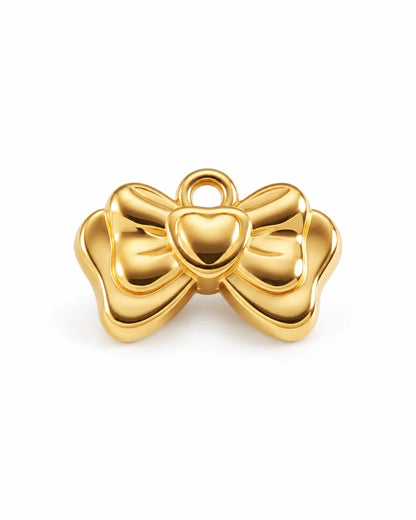 Goldener Amelie Schleifen Charm aus 18K-vergoldetem Edelstahl mit glänzender Schleife und Herz in der Mitte auf Weiß