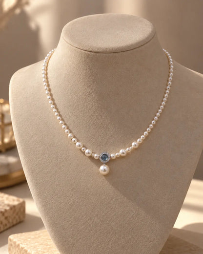 Aqua Grace Perlenkette mit hängender Perle auf einer hellen Schmuckbüste